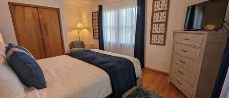 2 bedrooms, desk, iron/ironing board, free WiFi