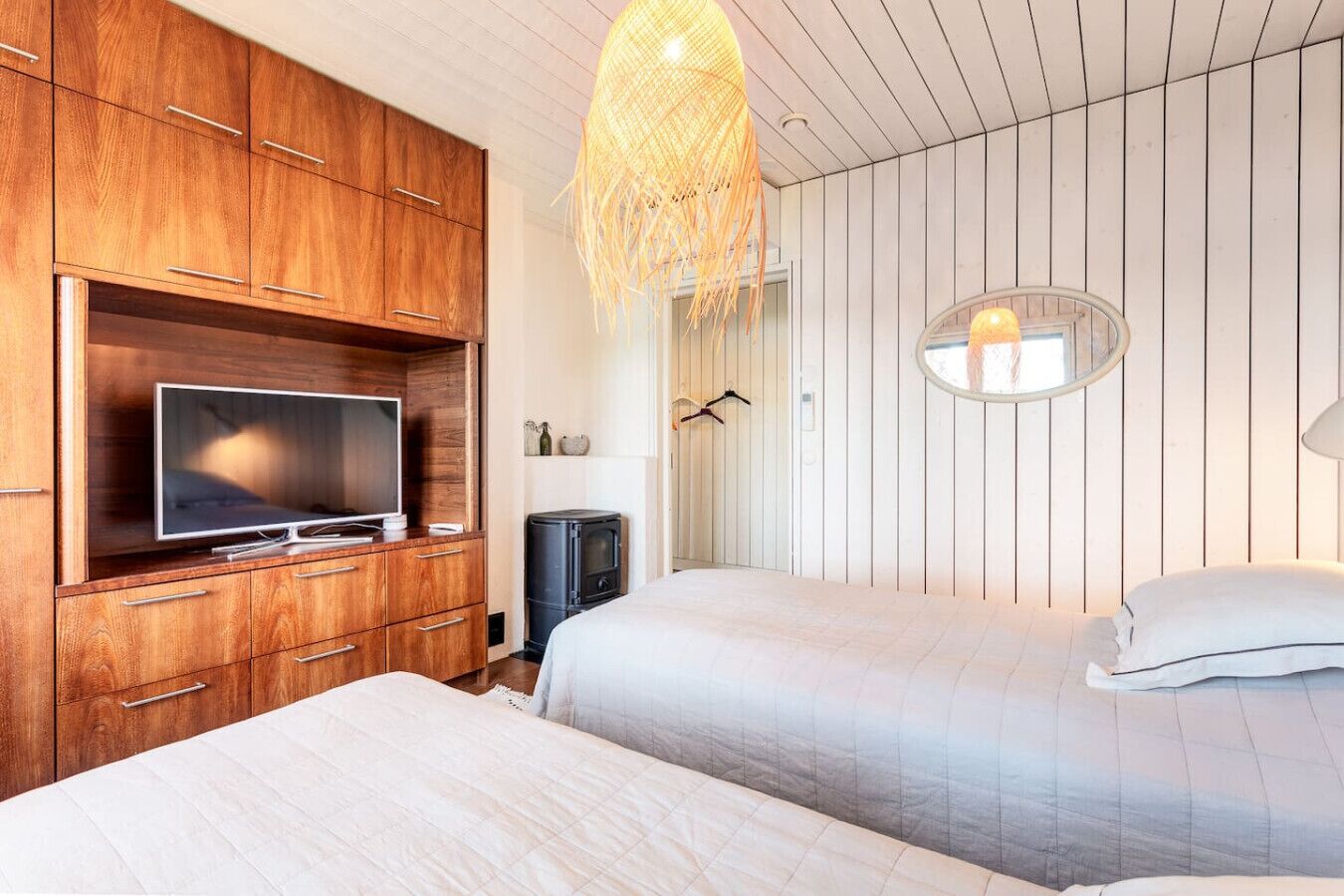 7 多间卧室、办公桌、旅行婴儿床、WiFi