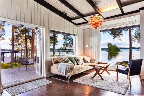 TV, fireplace - World`s End - 2 Luxury Beachfront Villas (425m2) (Mikkeli)