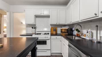 Een koelkast, een magnetron, een oven, een kookplaat