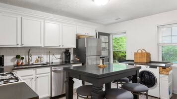 Een koelkast, een magnetron, een oven, een kookplaat