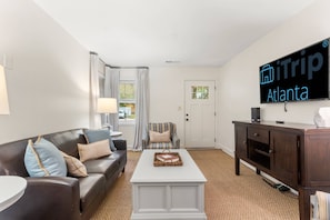 Smart TV, books - Explore Decatur from a Warm 2BR Bungalow with Outdoor Firepit | Walking Distance to Food + Drinks (Decatur)