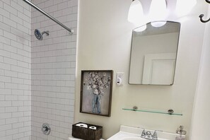 Haartrockner, Handtücher, Shampoo, Toilettenpapier