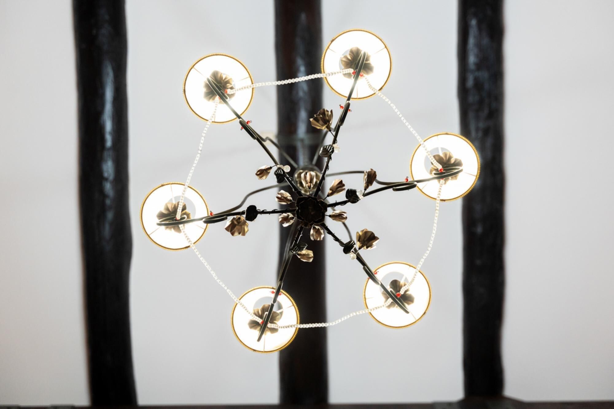Un lustre doté de plusieurs points lumineux disposés en cercle.