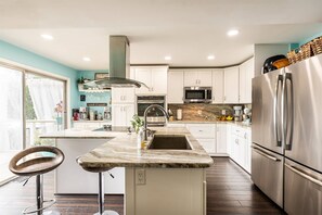 Fridge, microwave, oven, stovetop - 2026 Commissioning Week Promo: Book 6 Nights, Get the 7th Free (Severna Park)