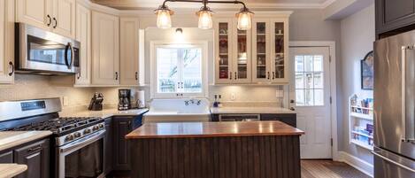 Réfrigérateur, micro-ondes, lave-vaisselle, cafetiÚre/bouilloire