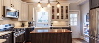 Steps to USNA with Large Private Patio & Free Off-Site Parking