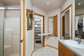 A bathroom with a white sink, a mirror, and a towel rack. - McMinnvile Suburban Oasis, Pet Friendly, Hot Tub, Epic Covered Patio, 1.5 Miles 2 Museum & Waterpark (McMinnville)