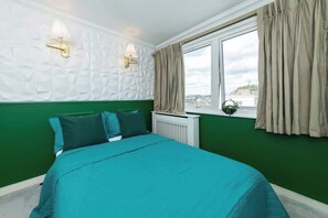 1 habitación, tabla de planchar con plancha y cuna de viaje 