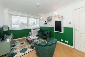 Televisión, videojuegos y oficina 