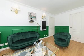 Televisio, videopelejä, työhuone