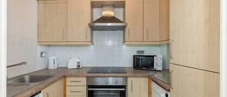 Frigorifero, microonde, forno, piano cottura