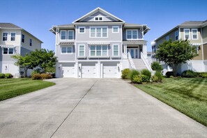 Exterior - Luxurious 4 BD, 3 BA w/Community Infinity Pool, Kayaks, Bikes and Free Activities Including Golf! (Bethany Beach)