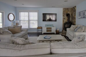 TV - Luxurious 4 BD, 3 BA w/Community Infinity Pool, Kayaks, Bikes and Free Activities Including Golf! (Bethany Beach)