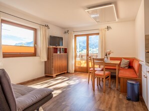 TV - Comfortable holiday apartment near the ski lift (Brixen im Thale)