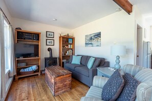 TV, fireplace - Sit Back & Watch Waves at Rathtrevor Cottage (Parksville)