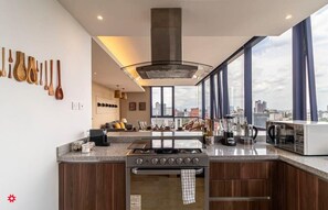 Geladeira, micro-ondas, fogão, cooktop