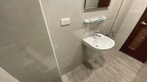 Ein Badezimmer mit Toilette, Bidet und Waschbecken.