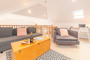 Fernseher, Bücher, Arbeitsbereiche