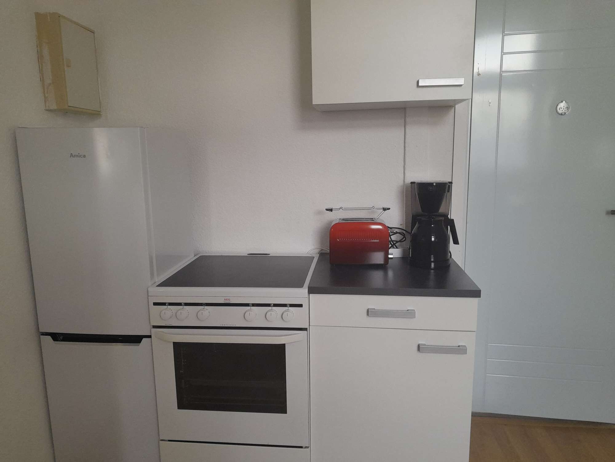 Kylskåp, mikrovågsugn, ugn och spishäll