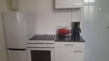 Kylskåp, mikrovågsugn, ugn och spishäll