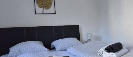 1 dormitori, planxa i posts de planxar, wifi i roba de llit