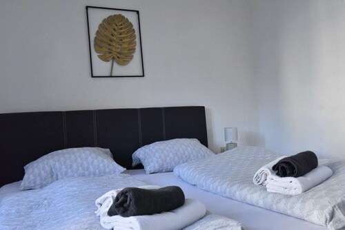 Luxuriöse großzügige Wohnung mit einem Schlafzimmer für zwei Personen