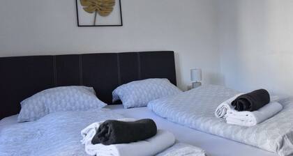 Luxuriöse großzügige Wohnung mit einem Schlafzimmer für zwei Personen