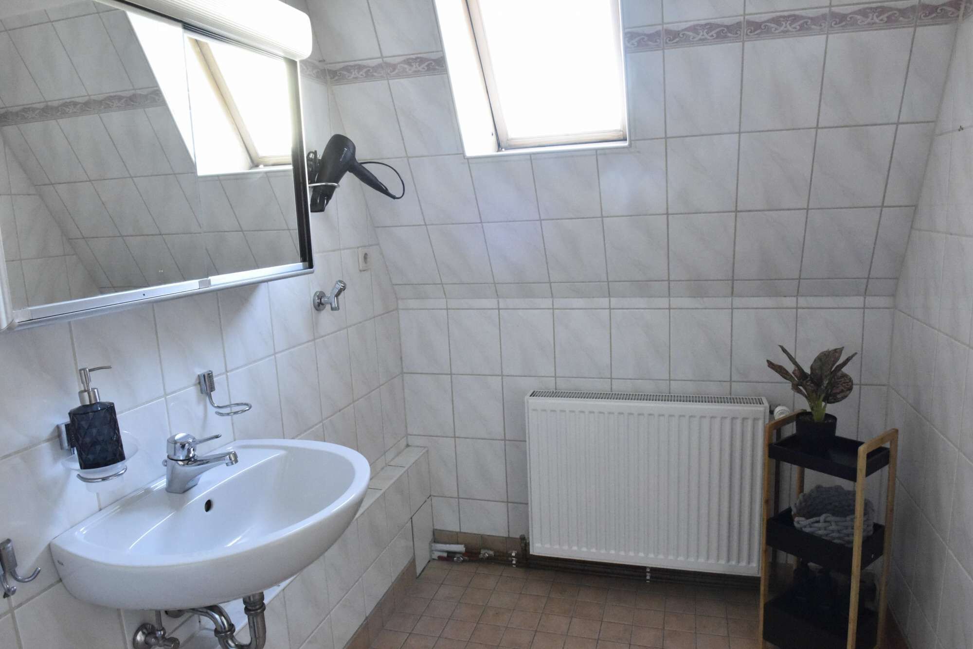Badewanne, Haartrockner, Handtücher