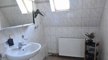 Badewanne, Haartrockner, Handtücher
