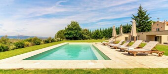 Luxury hilltop retreat with salt-water swimming pool in the Douro Valley