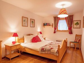 2 bedrooms, iron/ironing board, WiFi