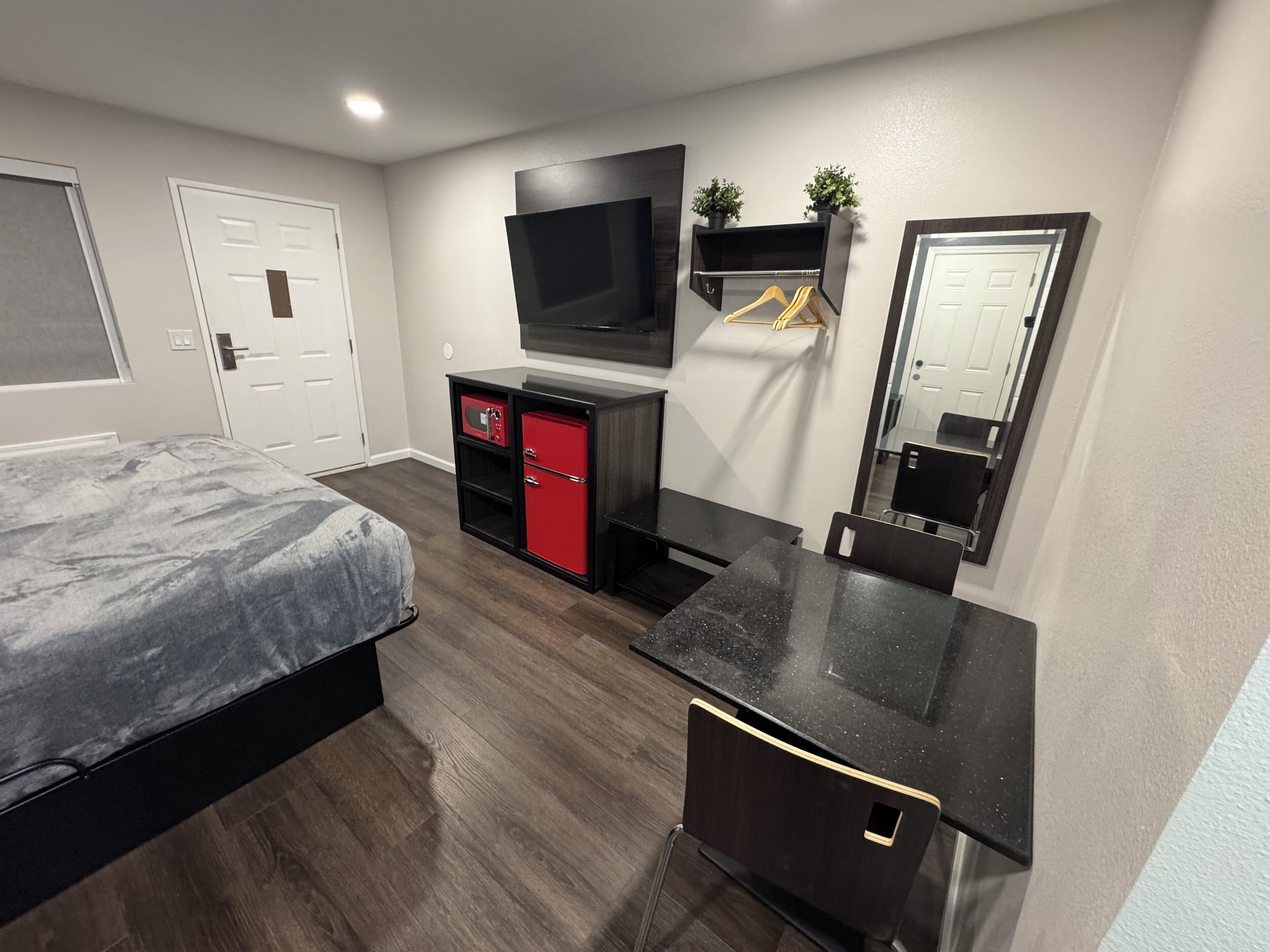 Single Room, 1 King Bed, Non Smoking | Memory foam beds, desk, free WiFi, bed sheets