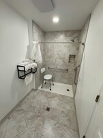 Artículos de tocador gratuitos, secador de pelo, toallas, jabón