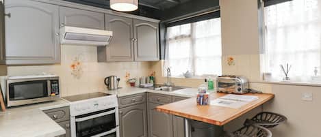 Frigorífico, hervidor eléctrico, tostadora y utensilios de cocina