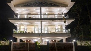 A multi-story building with a flat roof and a balcony on the upper floor. - Lotus & Orchid Villas by Ramnath Homes (Alto de Porvorim)