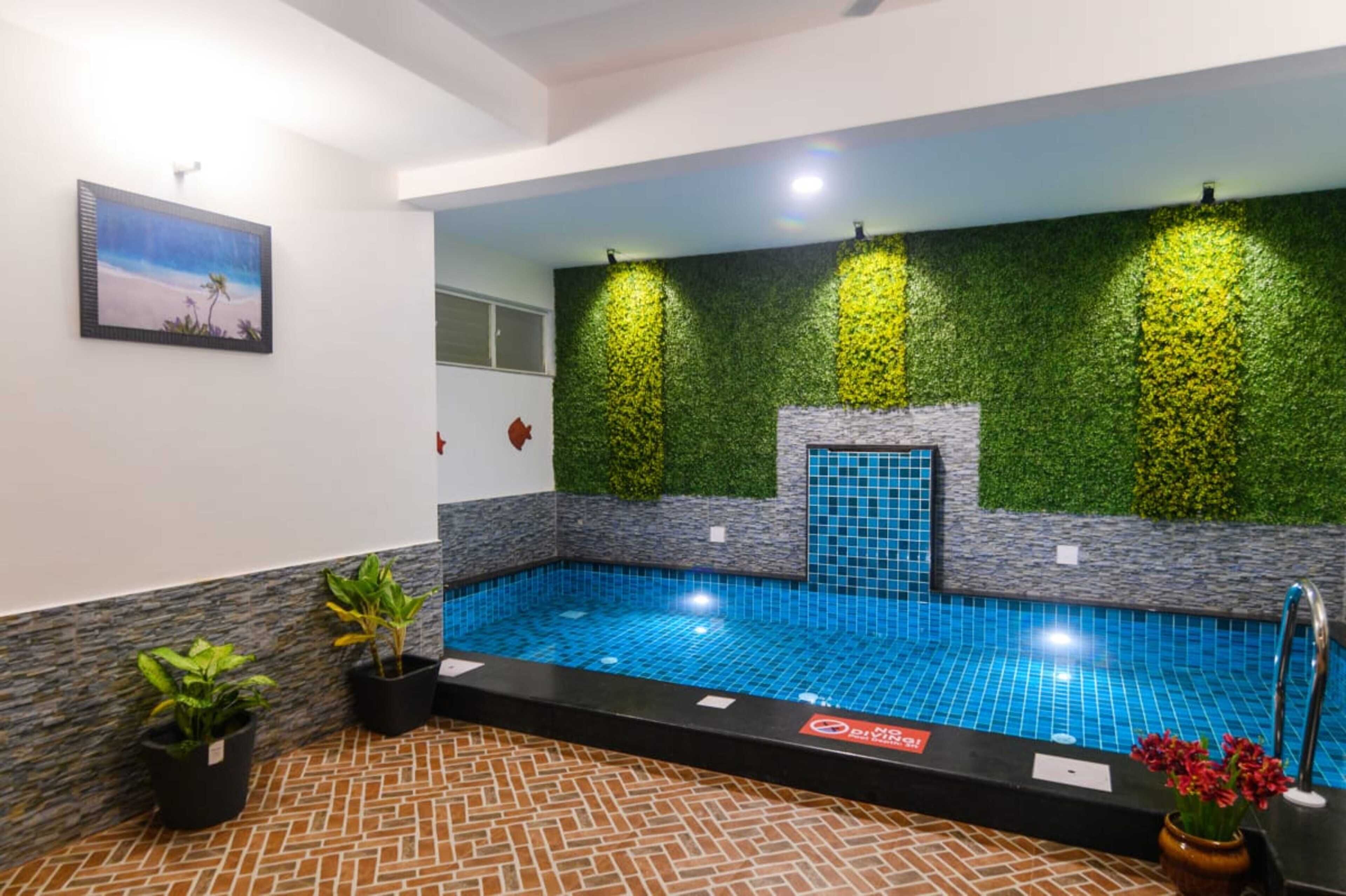 2 indoor pools