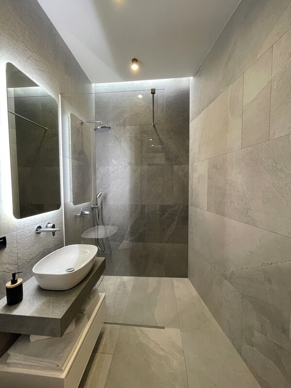 Comfort Apartment, 1 Queen Bed with Sofa bed | Bathroom | Shower, rainfall showerhead, hair dryer, bidet