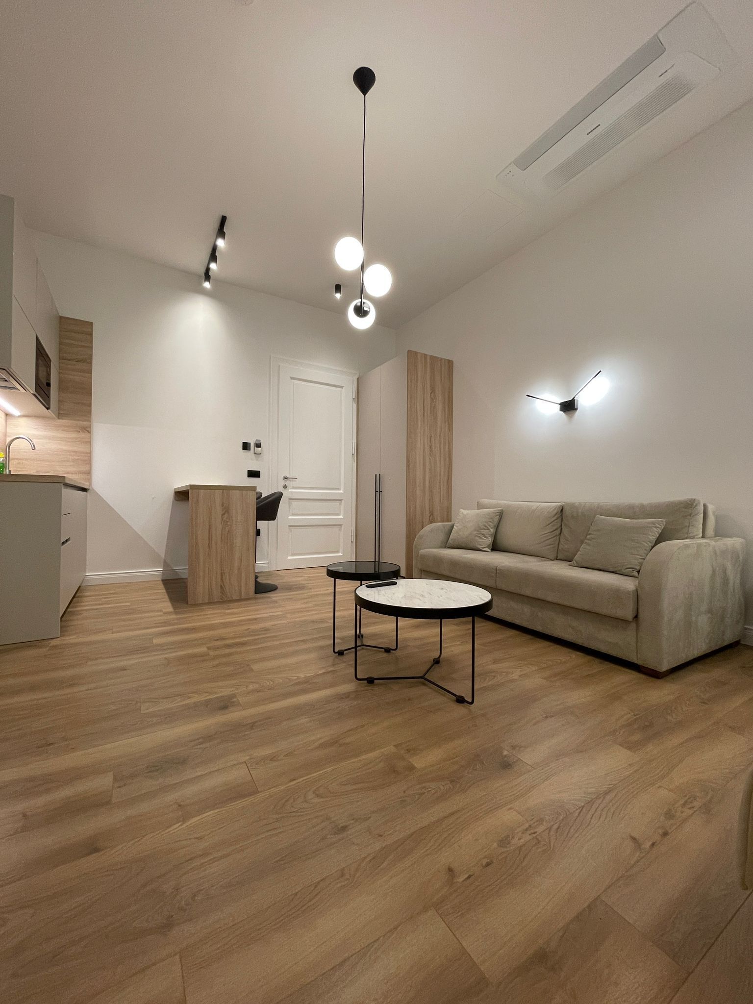 Comfort-huoneisto, 1 keskisuuri parisänky ja vuodesohva | Tallelokero huoneessa, yksilöllisesti sisustettu