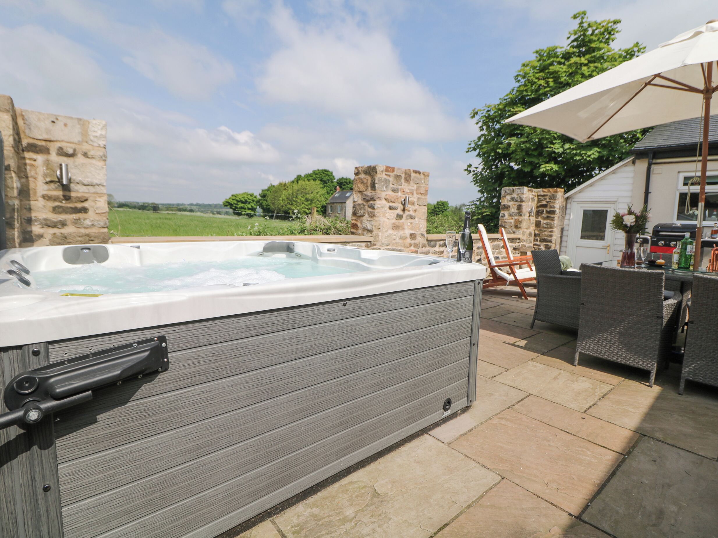 Cottage | Outdoor spa tub