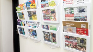 Un mur orné de plusieurs affiches encadrées contenant des informations sur les attractions et les événements locaux.