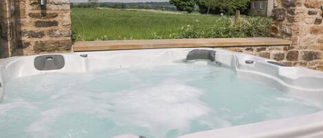 Cottage | Outdoor spa tub