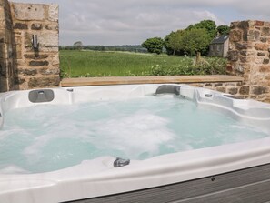 Cottage | Outdoor spa tub