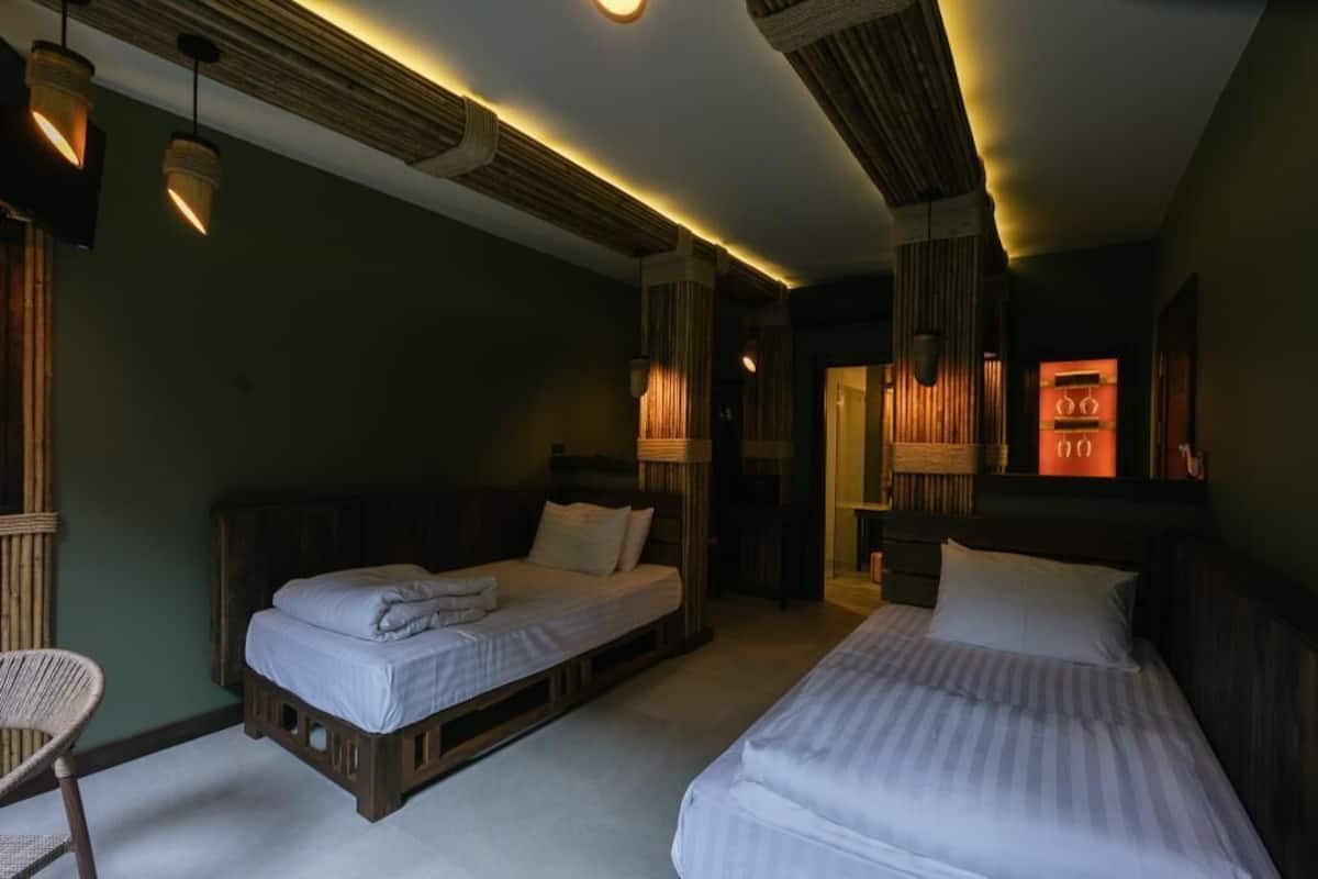 Superior River Cottage Twin Bed | In-room safe, laptop workspace, cribs (free), WiFi (free)
