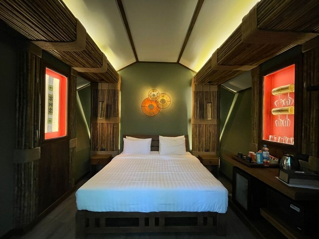 Superior River Cottage King Bed