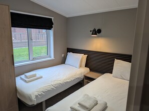 2 bedrooms, individually decorated, individually furnished, free WiFi - Bluebell (Leominster)