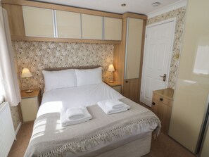 2 Schlafzimmer, individuell dekoriert, individuell eingerichtet