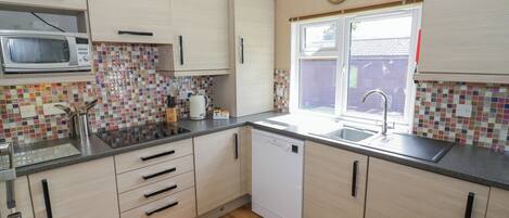 Refrigerador, lavavajillas, tetera eléctrica y tostadora