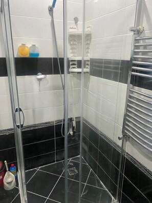 Chuveiro, secador de cabelo, bidê, toalhas de banho