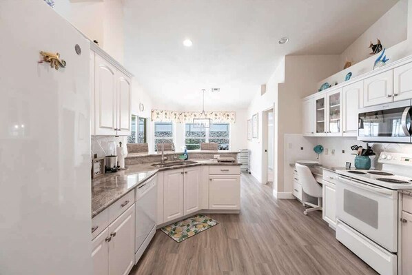 Køleskab, mikrobølgeovn, ovn, kogeplade